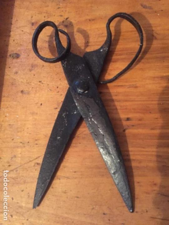 Antig&uuml;edades: Tijeras antiguas, 30 cms - Foto 3