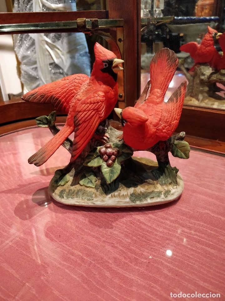 Antiguidades: P&aacute;jaros de porcelana biscuit, sin marca en la base.