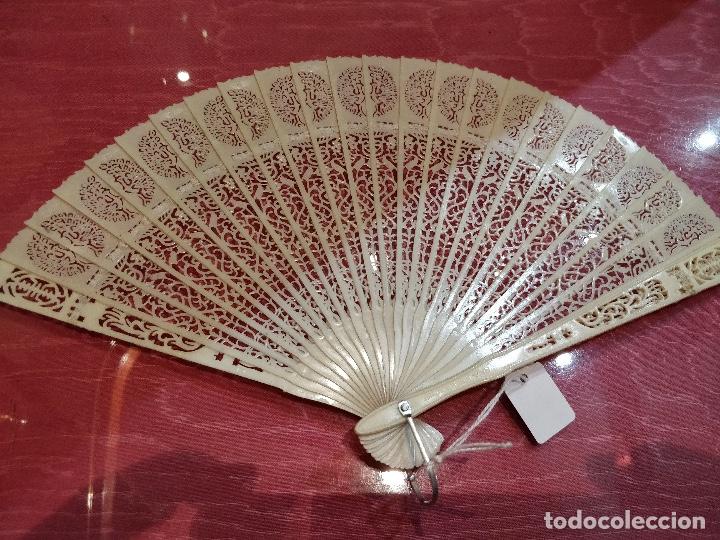Antig&uuml;edades: Abanico blanco de celuloide C/caja - Foto 2