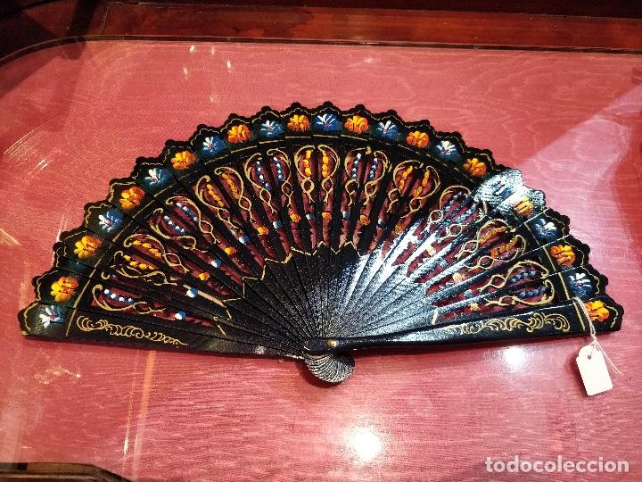 Antig&uuml;edades: Abanico completamente de madera pintado a mano. - Foto 1