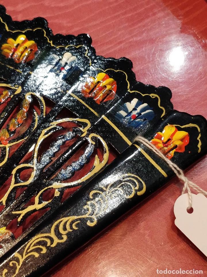 Antig&uuml;edades: Abanico completamente de madera pintado a mano. - Foto 2