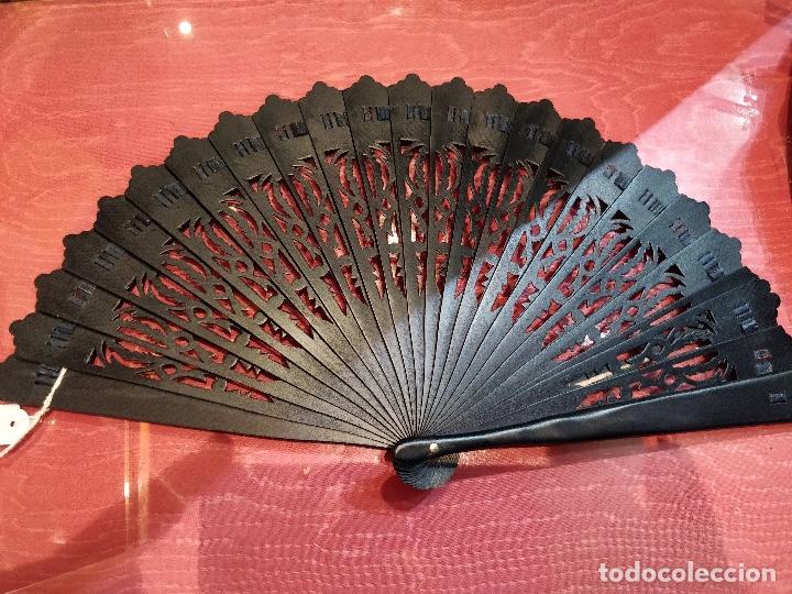 Antig&uuml;edades: Abanico completamente de madera pintado a mano. - Foto 5