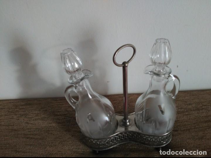 Antig&uuml;edades: vinagrera y aceitera llevan iniciales en el cristal