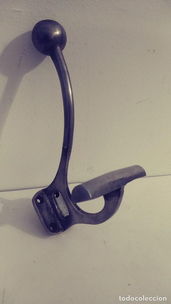 Antig&uuml;edades: colgador de aluminio macizo - Foto 2