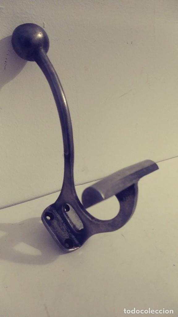 Antig&uuml;edades: colgador de aluminio macizo - Foto 3