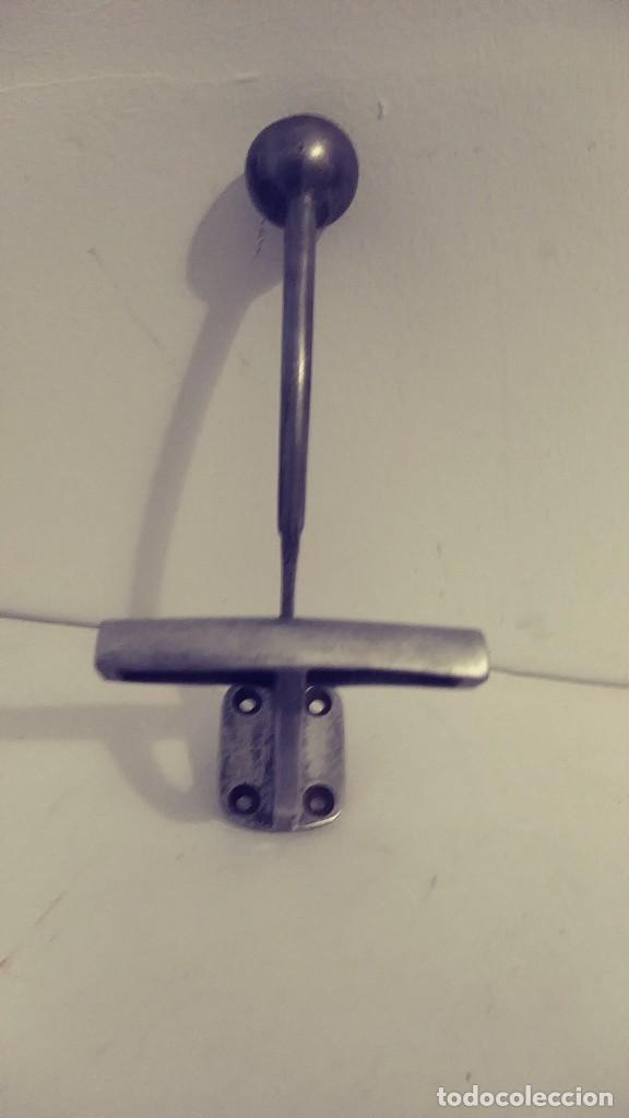Antig&uuml;edades: colgador de aluminio macizo - Foto 4