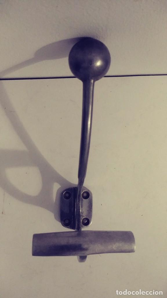 Antig&uuml;edades: colgador de aluminio macizo - Foto 6