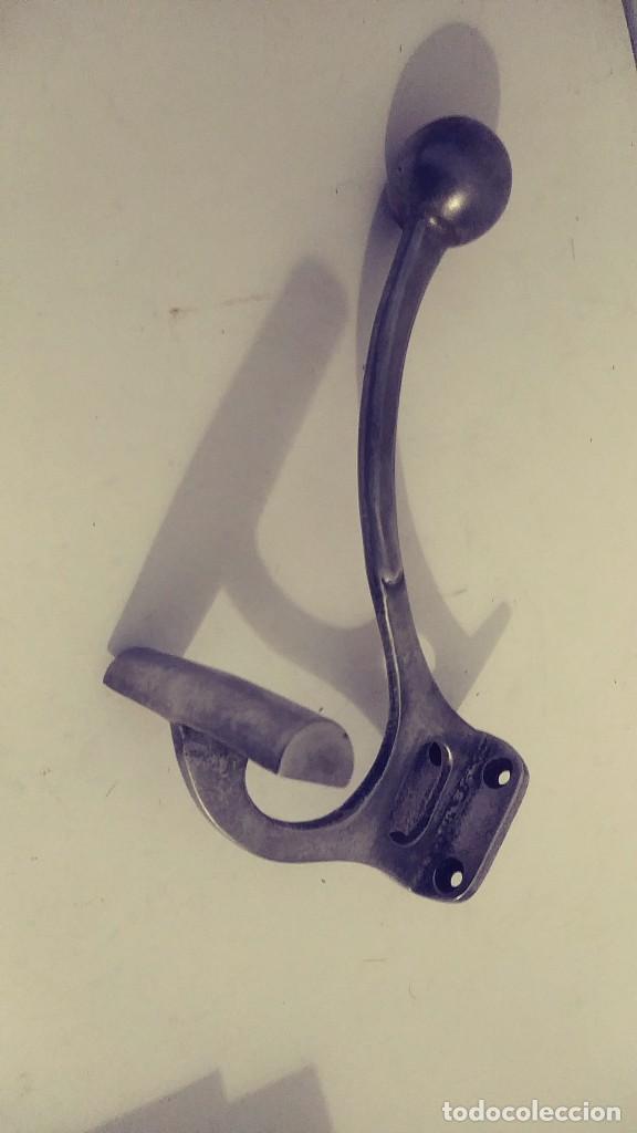 Antig&uuml;edades: colgador de aluminio macizo - Foto 7