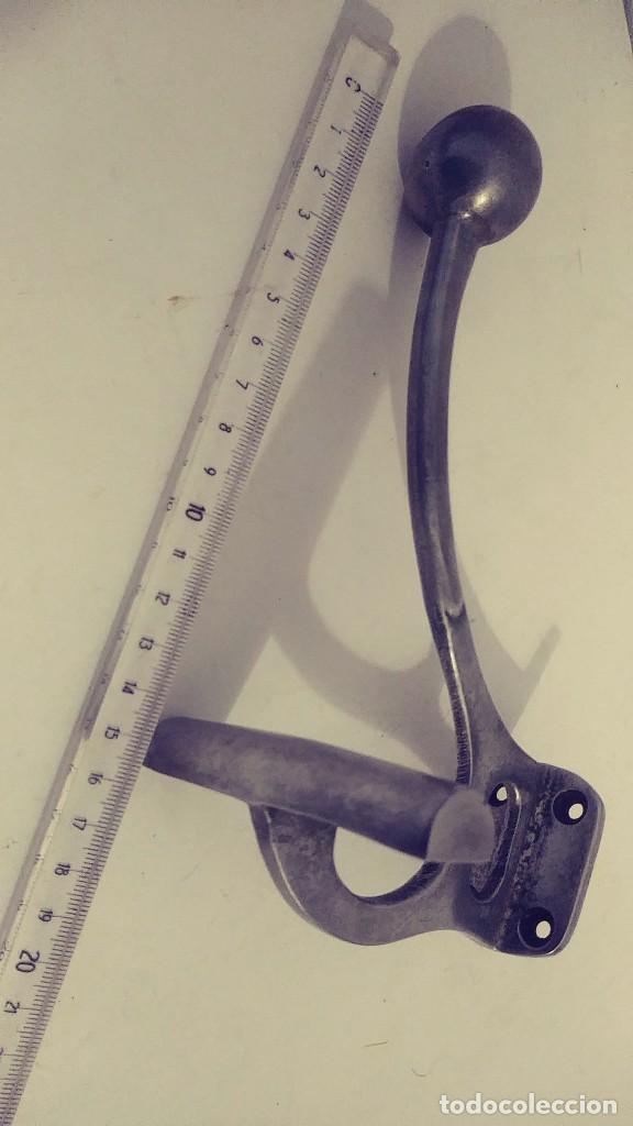 Antig&uuml;edades: colgador de aluminio macizo - Foto 8