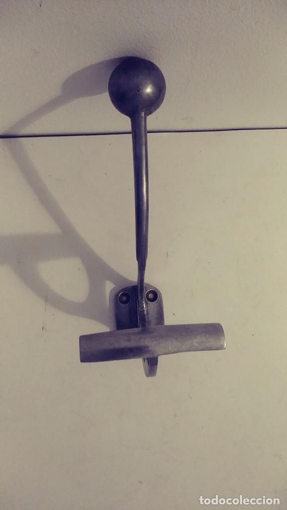 Antig&uuml;edades: colgador de aluminio macizo - Foto 9