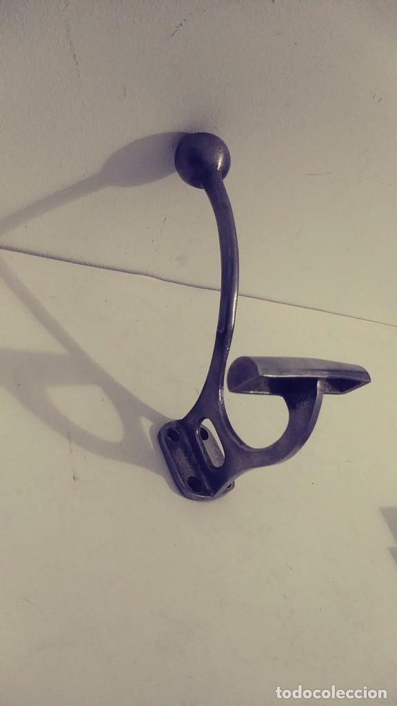 Antig&uuml;edades: colgador de aluminio macizo - Foto 10