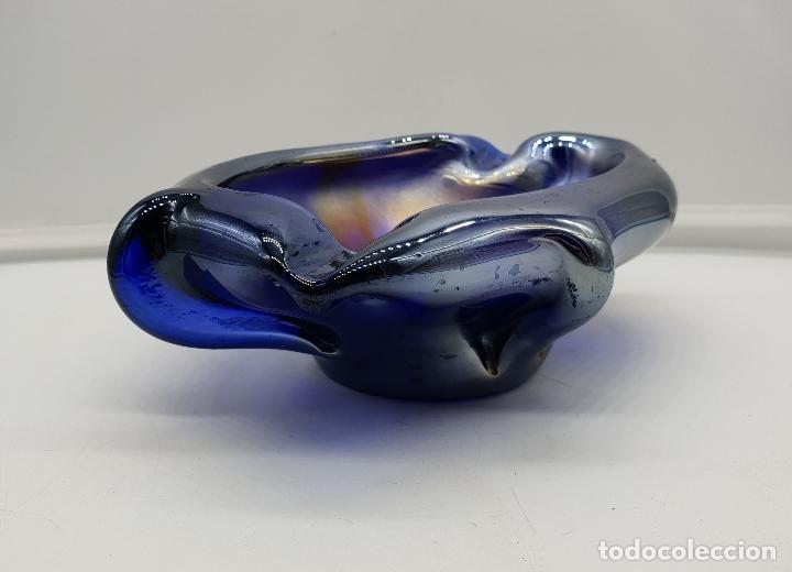 Antigüedades: Original cenicero en cristal iridiscente azulado de estilo pop art . - Foto 3 - 136816354