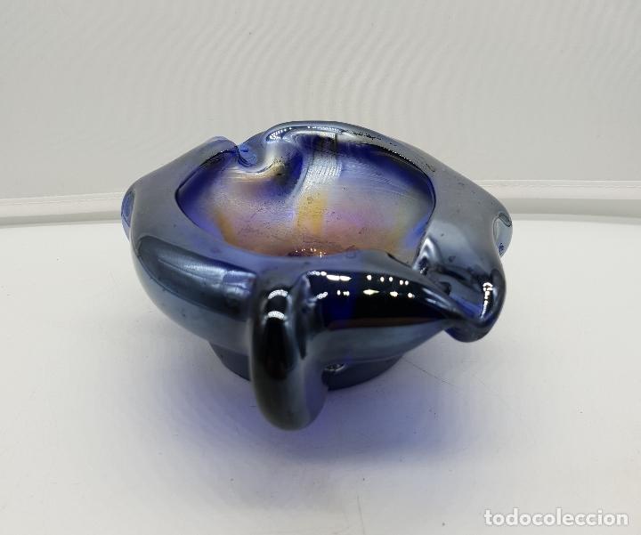 Antigüedades: Original cenicero en cristal iridiscente azulado de estilo pop art . - Foto 1 - 136816354