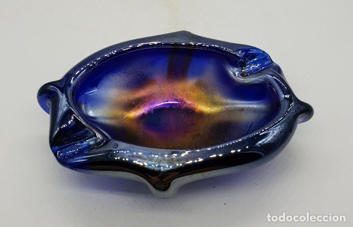 Antigüedades: Original cenicero en cristal iridiscente azulado de estilo pop art . - Foto 2 - 136816354