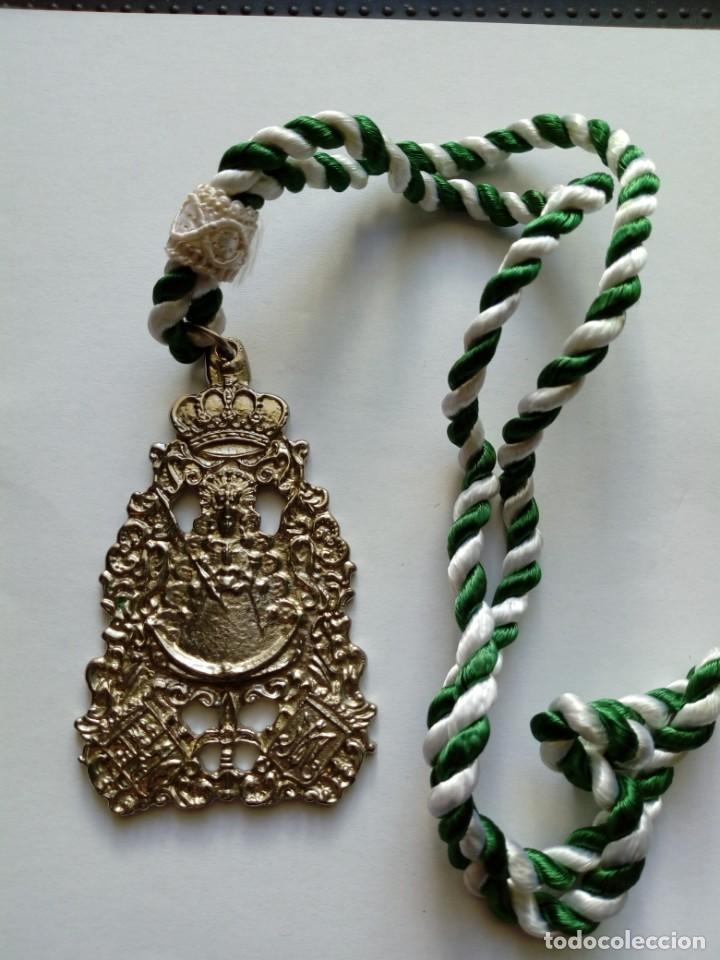 Antig&uuml;edades: Medalla con cord&oacute;n de nuestra se&ntilde;ora del Roc&iacute;o 1992 - Foto 1