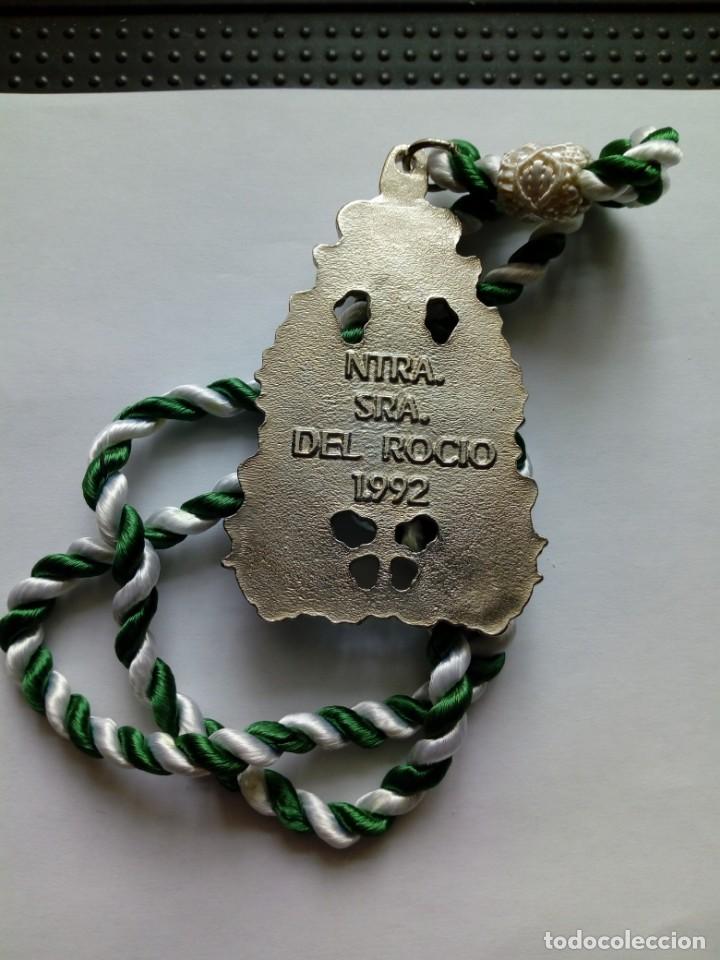 Antig&uuml;edades: Medalla con cord&oacute;n de nuestra se&ntilde;ora del Roc&iacute;o 1992 - Foto 2