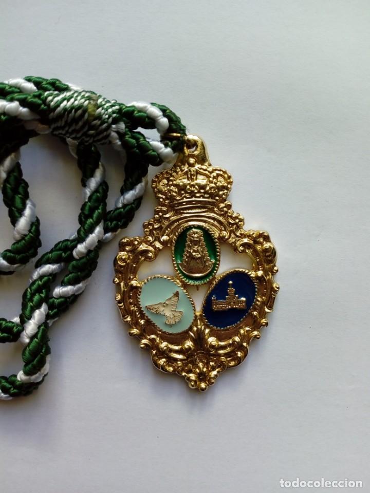 Antig&uuml;edades: Medalla con cord&oacute;n de la virgen del Roc&iacute;o - Foto 1