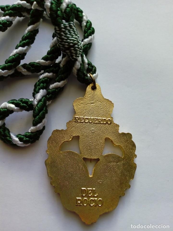 Antig&uuml;edades: Medalla con cord&oacute;n de la virgen del Roc&iacute;o - Foto 2