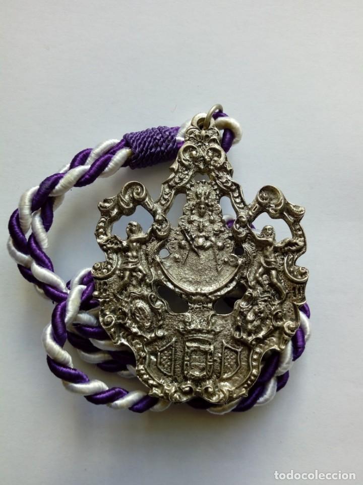 Antig&uuml;edades: Medalla con cord&oacute;n de nuestra se&ntilde;ora del Rocio - Foto 1