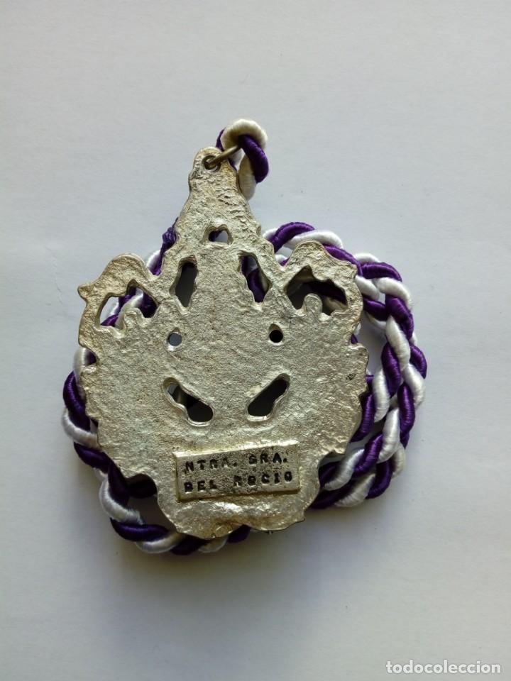 Antig&uuml;edades: Medalla con cord&oacute;n de nuestra se&ntilde;ora del Rocio - Foto 2