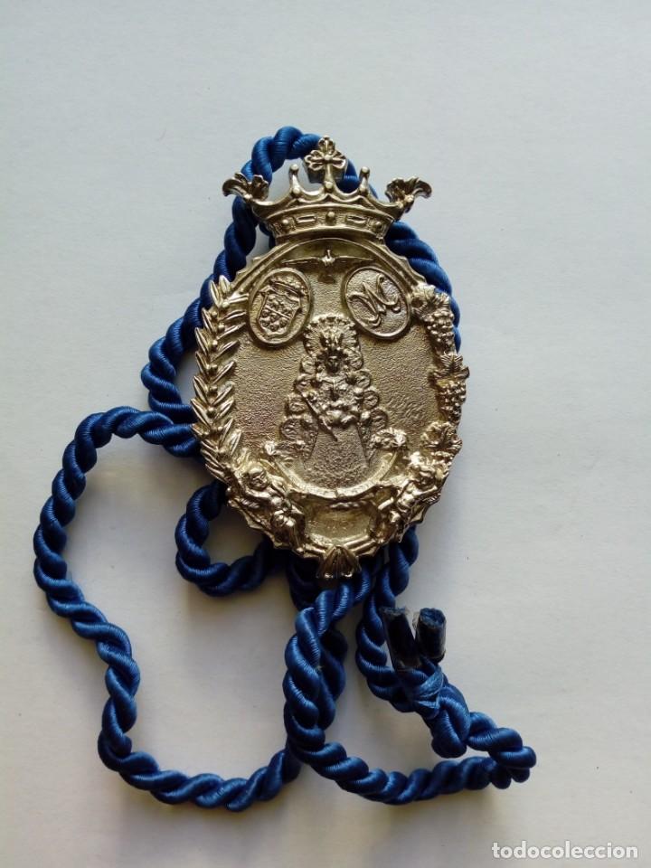 Antig&uuml;edades: Medalla con cord&oacute;n de hermandad del Rocio de Cabra. C&oacute;rdoba - Foto 1