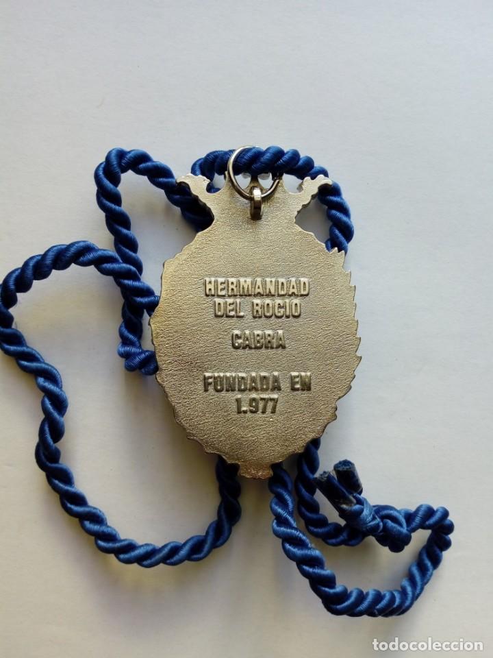 Antig&uuml;edades: Medalla con cord&oacute;n de hermandad del Rocio de Cabra. C&oacute;rdoba - Foto 2