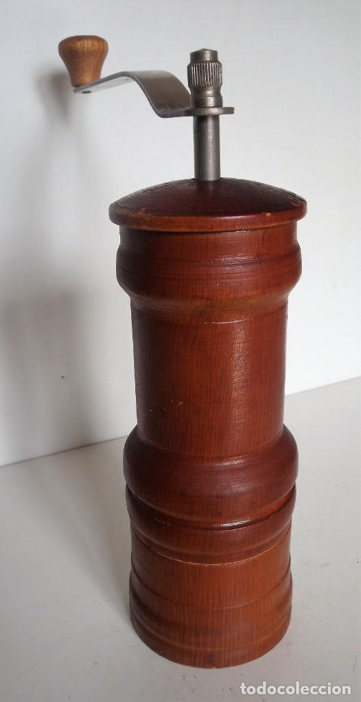 Antig&uuml;edades: MOLINILLO DE CAF&Eacute; CIL&Iacute;NDRICO DE ESTILO ITALIANO, REALIZADO EN MADERA Y METAL. ALEMANIA 1950/60