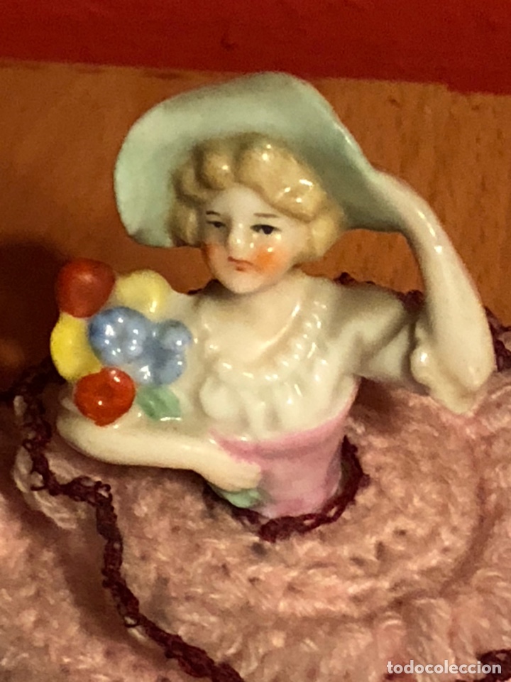 Antiquit&eacute;s: Antiguo alfiletero en forma de mujer de porcelana