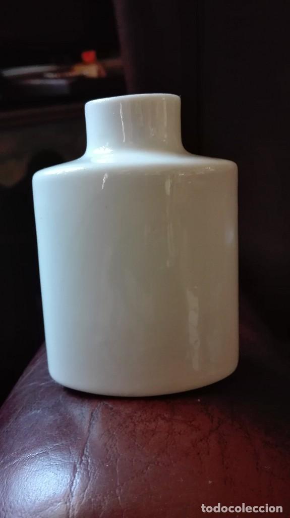 Antig&uuml;edades: Frasquito de porcelana - Foto 1