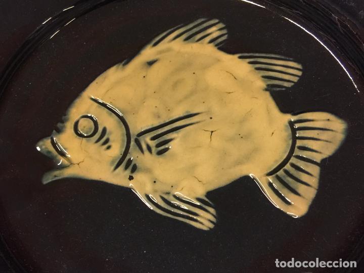 Antigüedades: Precioso plato de ceramica pintado a mano, pez o pescado. Impecable - Foto 2 - 137437070