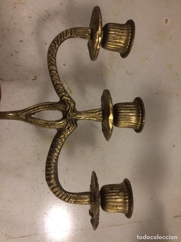 Antig&uuml;edades: Pareja de candelabros de tres luces - Foto 2