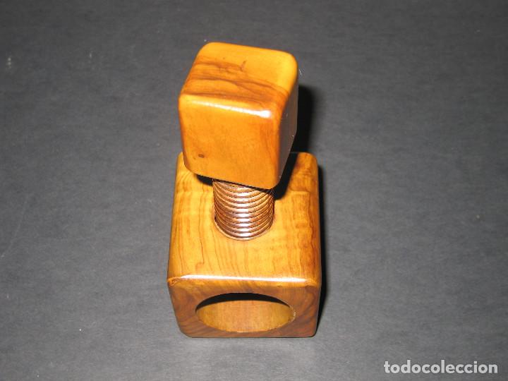 Antig&uuml;edades: Casca Nueces de Madera - a&ntilde;os 40 - Foto 3