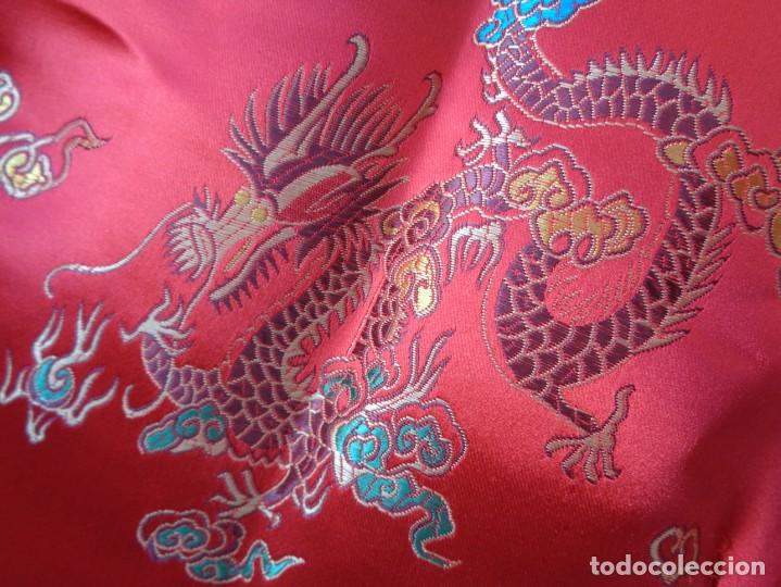 Antig&uuml;edades: BONITO KIMONO EN SEDA BROCADA COLO ROJO - Foto 4
