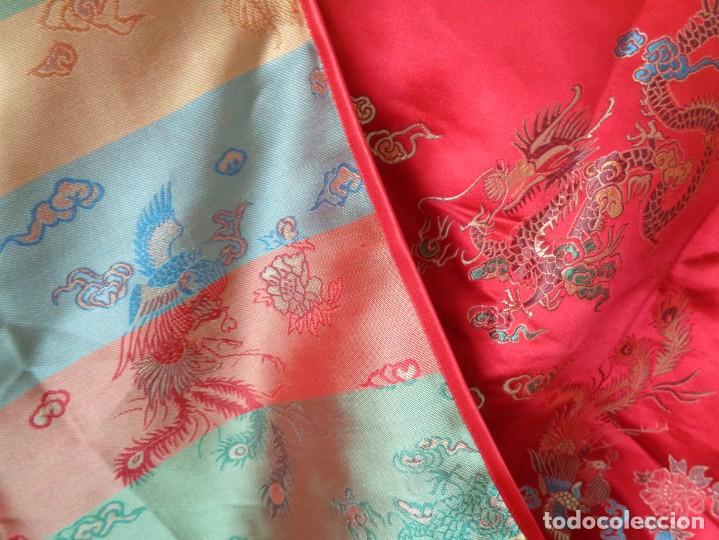 Antig&uuml;edades: BONITO KIMONO EN SEDA BROCADA COLO ROJO - Foto 9