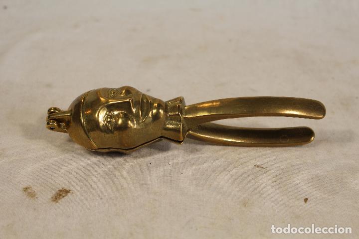 Antig&uuml;edades: cascanueces de bronce - Foto 1