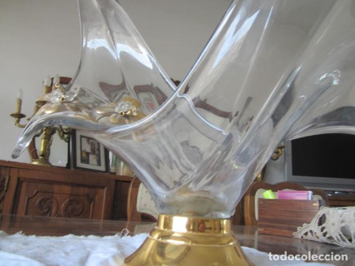 Antig&uuml;edades: Jarron en forma de alas de pie dorado - Foto 1