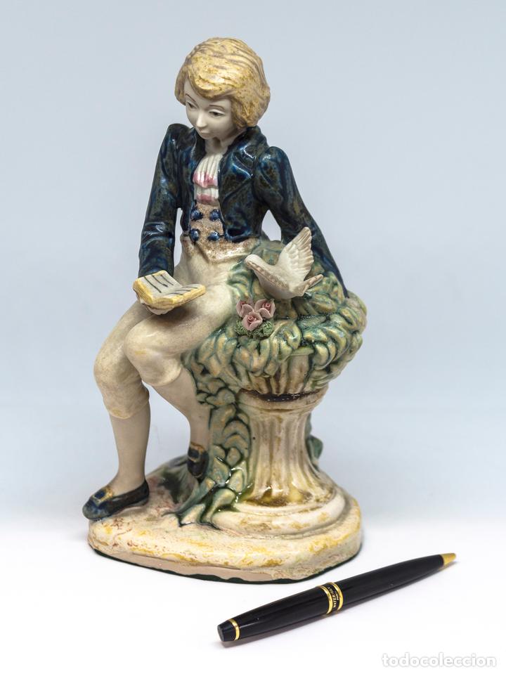 Oggetti Antichi: PRECIOSA FIGURA ORIGINAL MUCHACHO LECTOR DE PORCELANA ARTISTICA LEVANTINA. ALTURA 24 CM