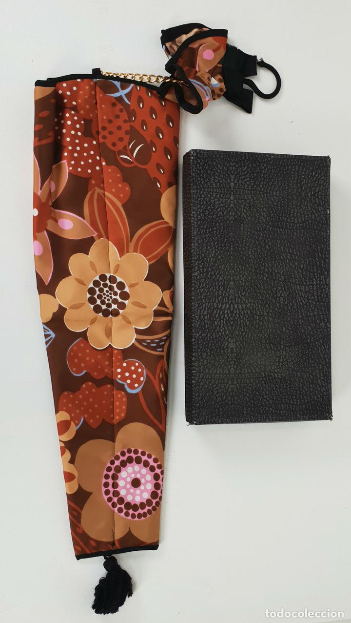 Oggetti Antichi: PARAG&Uuml;ERO DOBLE. EN TELA DE RASO CON MOTIVOS FLORALES. CIRCA 1970.