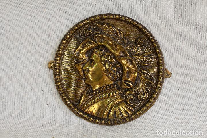 Antig&uuml;edades: cuadro relieve con caballero de estilo luis xiii en bronce - Foto 1