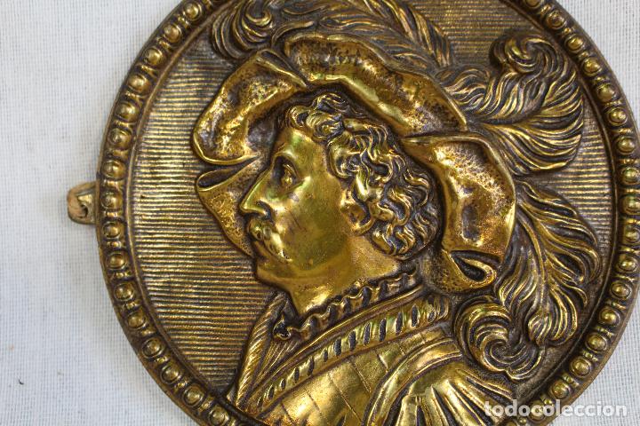 Antig&uuml;edades: cuadro relieve con caballero de estilo luis xiii en bronce - Foto 2