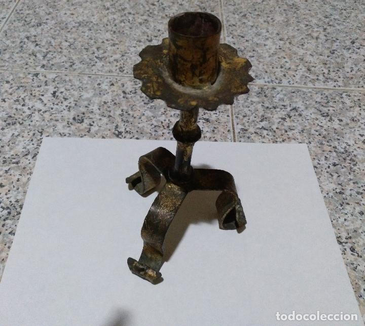 Antig&uuml;edades: CANDELABRO ANTIGUO DE VELA PARECE DE BRONCE. - Foto 1