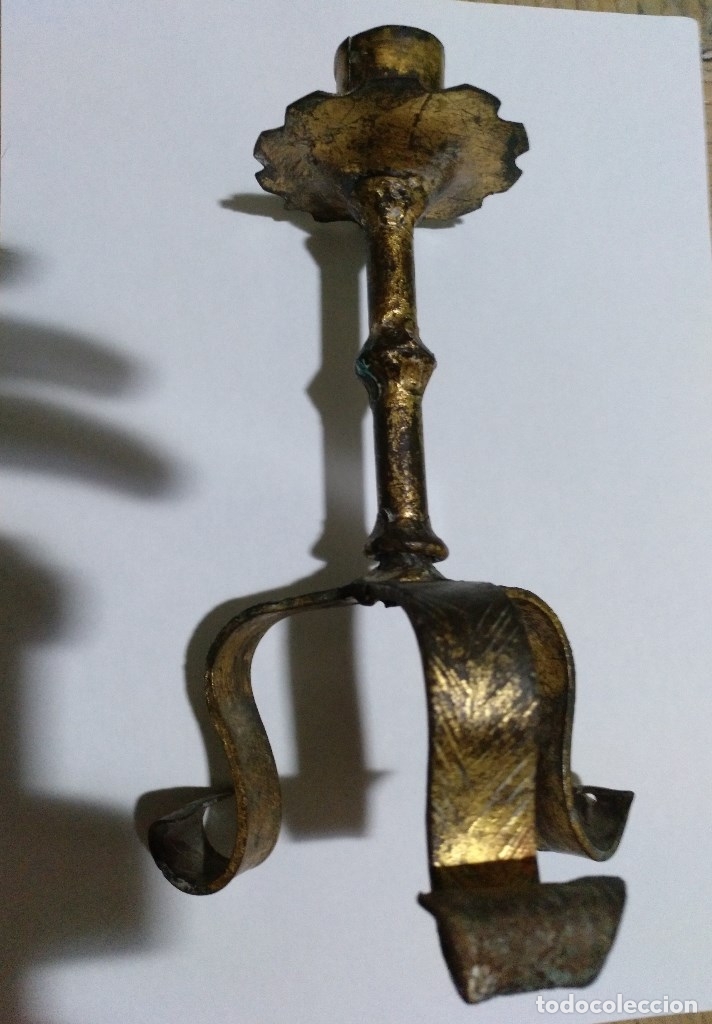 Antig&uuml;edades: CANDELABRO ANTIGUO DE VELA PARECE DE BRONCE. - Foto 2