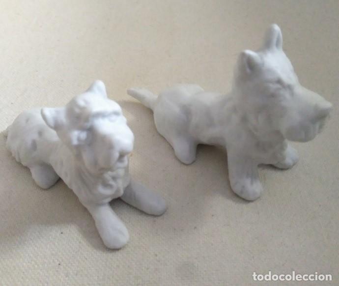Antig&uuml;edades: Pareja de perros porcelana blanca biscuit