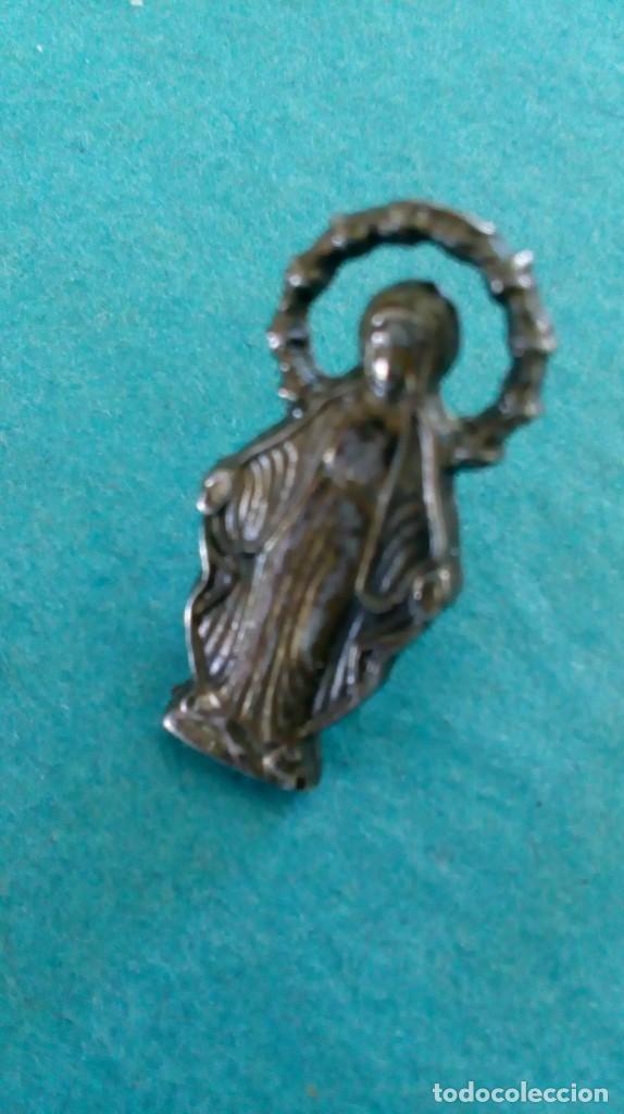 Antig&uuml;edades: Pin plateado de la Virgen Milagrosa - Foto 1
