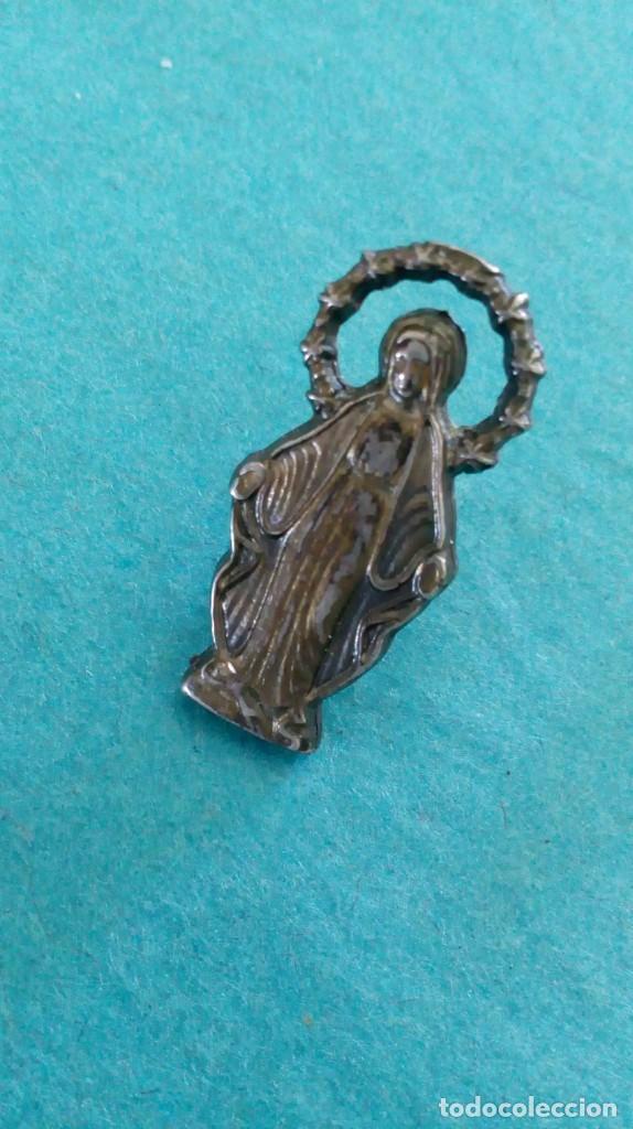 Antig&uuml;edades: Pin plateado de la Virgen Milagrosa - Foto 2