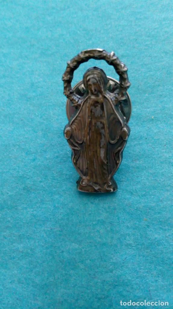 Antig&uuml;edades: Pin plateado de la Virgen Milagrosa - Foto 3