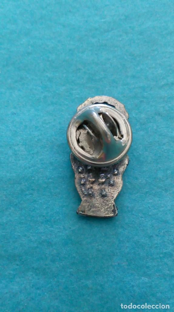 Antig&uuml;edades: Pin plateado de la Virgen Milagrosa - Foto 4