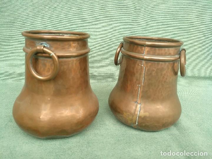 Antig&uuml;edades: 2 PEQUE&Ntilde;OS JARRONES DE COBRE CON ASAS - Foto 1