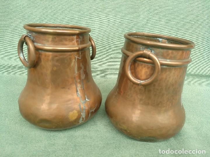 Antig&uuml;edades: 2 PEQUE&Ntilde;OS JARRONES DE COBRE CON ASAS - Foto 2