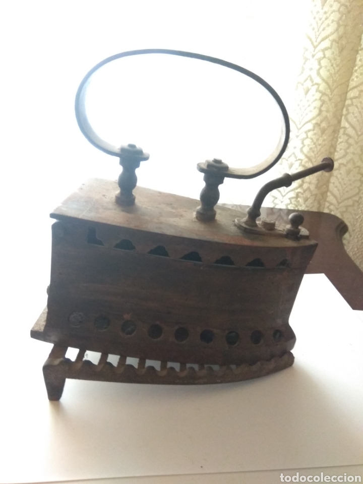 Antig&uuml;edades: Plancha Antigua de carbon con soporte - Foto 1